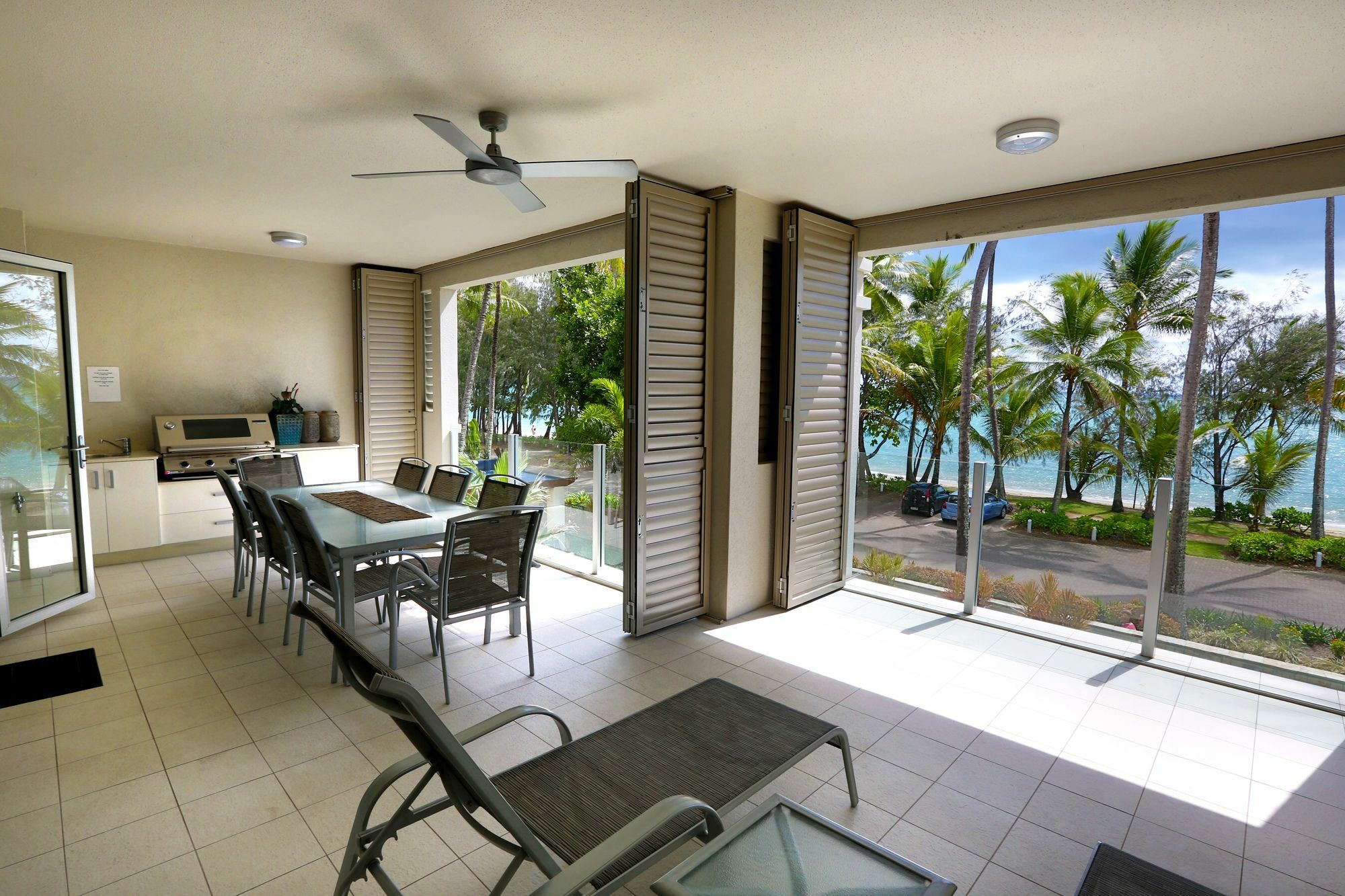 Island Views Beachfront Apartments Palm Cove Exterior foto